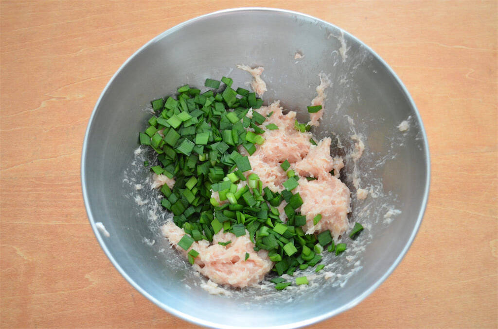 【見た目は面白いけど…ウ、ウマ〜】「アスパラつくね」作ってみた！甘じょっぱ肉とアスパラのコラボがヤバい♪