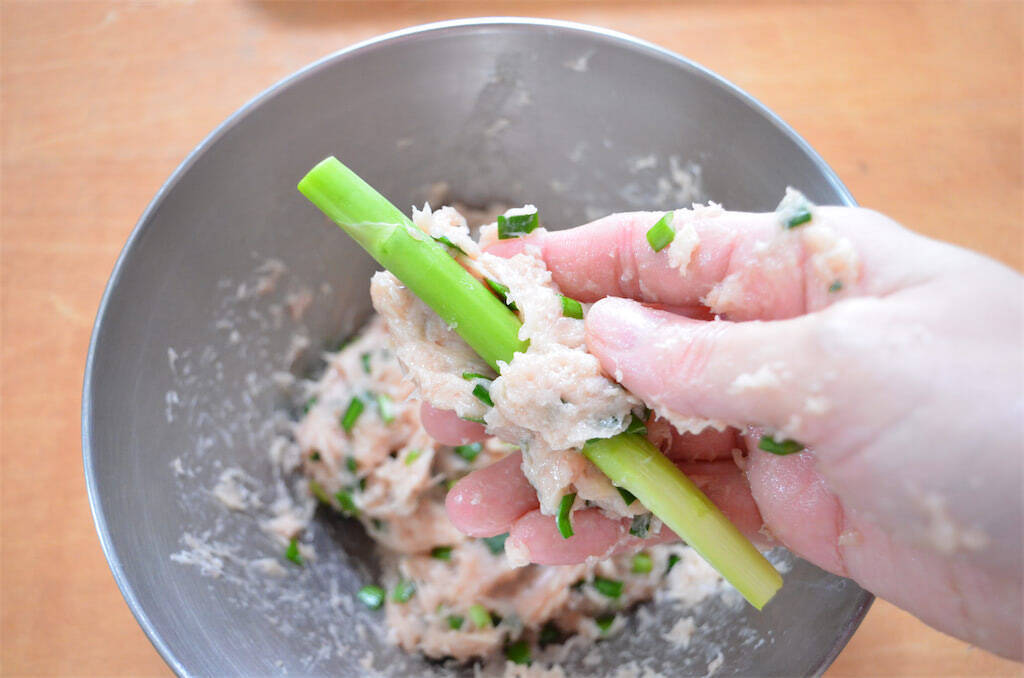 【見た目は面白いけど…ウ、ウマ〜】「アスパラつくね」作ってみた！甘じょっぱ肉とアスパラのコラボがヤバい♪