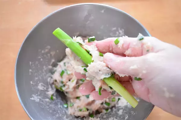 「【見た目は面白いけど…ウ、ウマ〜】「アスパラつくね」作ってみた！甘じょっぱ肉とアスパラのコラボがヤバい♪」の画像