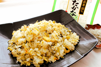 【爆速チャーハン】スピーディーのヒケツは「お玉の背」を使う!?高菜漬け＆じゃこで味付けすら不要♪