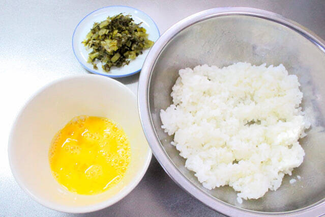 【爆速チャーハン】スピーディーのヒケツは「お玉の背」を使う!?高菜漬け＆じゃこで味付けすら不要♪