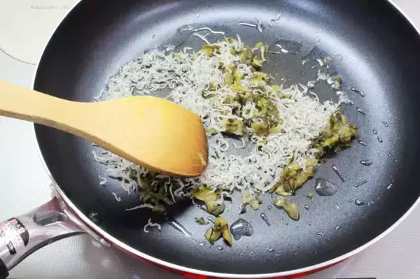 「【爆速チャーハン】スピーディーのヒケツは「お玉の背」を使う!?高菜漬け＆じゃこで味付けすら不要♪」の画像