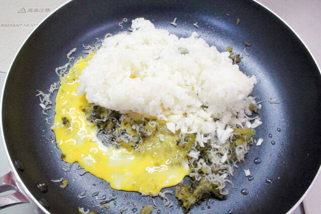 【爆速チャーハン】スピーディーのヒケツは「お玉の背」を使う!?高菜漬け＆じゃこで味付けすら不要♪