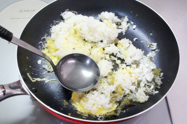 【爆速チャーハン】スピーディーのヒケツは「お玉の背」を使う!?高菜漬け＆じゃこで味付けすら不要♪