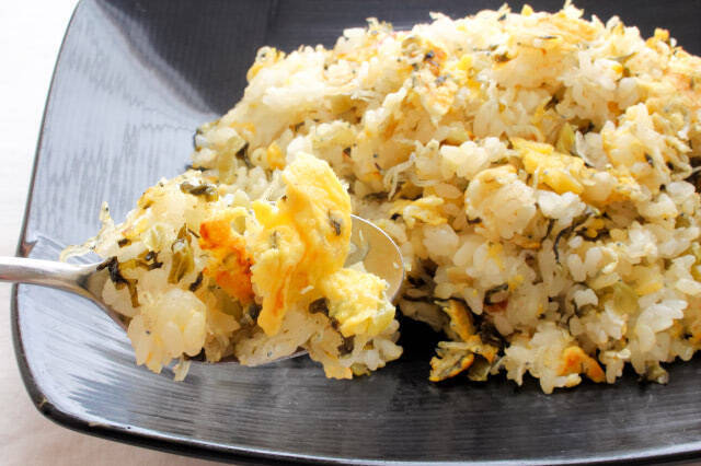 【爆速チャーハン】スピーディーのヒケツは「お玉の背」を使う!?高菜漬け＆じゃこで味付けすら不要♪