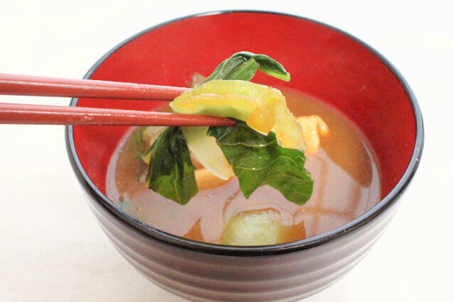 【しんどい日は「鶏むね」に頼って！】お肉と菜っ葉たっぷりの「お鍋みたいなみそ汁」で元気とり戻してみた♡