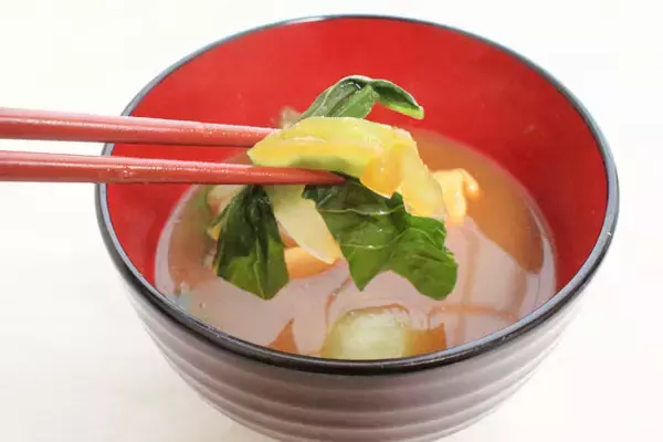 「【しんどい日は「鶏むね」に頼って！】お肉と菜っ葉たっぷりの「お鍋みたいなみそ汁」で元気とり戻してみた♡」の画像