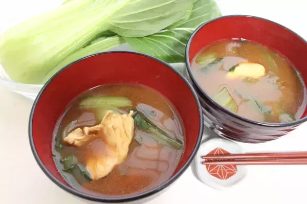 「【しんどい日は「鶏むね」に頼って！】お肉と菜っ葉たっぷりの「お鍋みたいなみそ汁」で元気とり戻してみた♡」の画像