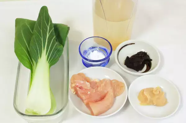 「【しんどい日は「鶏むね」に頼って！】お肉と菜っ葉たっぷりの「お鍋みたいなみそ汁」で元気とり戻してみた♡」の画像