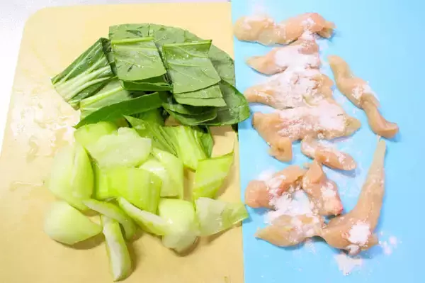 「【しんどい日は「鶏むね」に頼って！】お肉と菜っ葉たっぷりの「お鍋みたいなみそ汁」で元気とり戻してみた♡」の画像