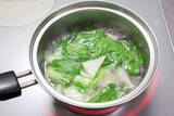 「【しんどい日は「鶏むね」に頼って！】お肉と菜っ葉たっぷりの「お鍋みたいなみそ汁」で元気とり戻してみた♡」の画像6