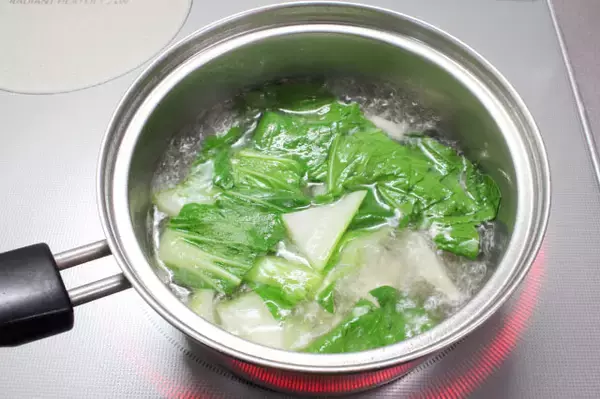 「【しんどい日は「鶏むね」に頼って！】お肉と菜っ葉たっぷりの「お鍋みたいなみそ汁」で元気とり戻してみた♡」の画像