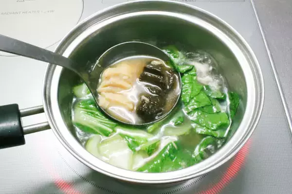 「【しんどい日は「鶏むね」に頼って！】お肉と菜っ葉たっぷりの「お鍋みたいなみそ汁」で元気とり戻してみた♡」の画像