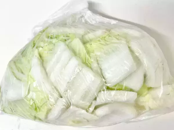 「リュウジさんのおばあちゃん直伝！塩と昆布で作る「至高の白菜漬け」に挑戦♪田舎チックな漬物にほっこり！旨味たっぷり♡」の画像