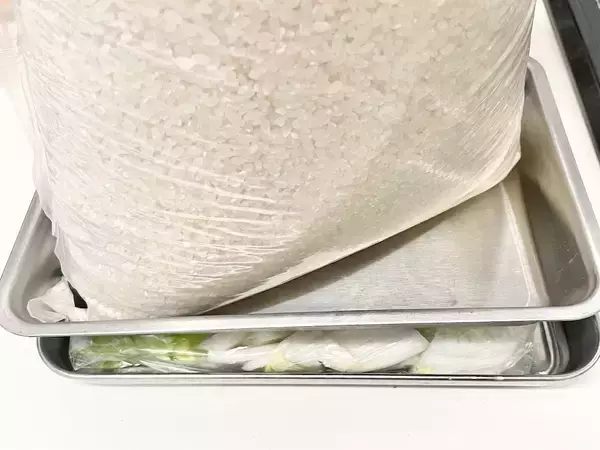 「リュウジさんのおばあちゃん直伝！塩と昆布で作る「至高の白菜漬け」に挑戦♪田舎チックな漬物にほっこり！旨味たっぷり♡」の画像