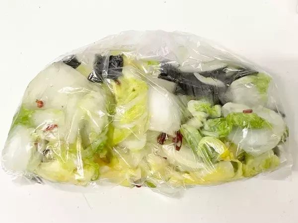 「リュウジさんのおばあちゃん直伝！塩と昆布で作る「至高の白菜漬け」に挑戦♪田舎チックな漬物にほっこり！旨味たっぷり♡」の画像