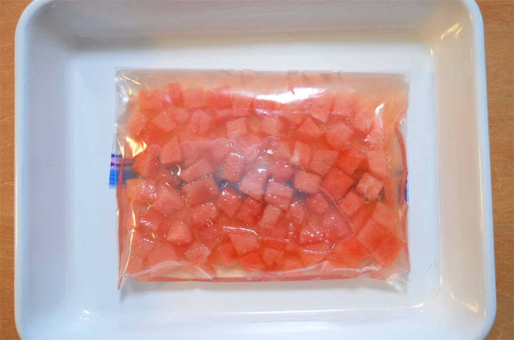 【え、すいかに白ワインを!?】混ぜて凍らすだけの絶品「すいかの白ワインシャーベット」作ってみた！【オトナスイーツ】
