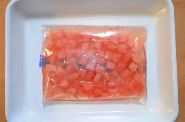 「【え、すいかに白ワインを!?】混ぜて凍らすだけの絶品「すいかの白ワインシャーベット」作ってみた！【オトナスイーツ】」の画像