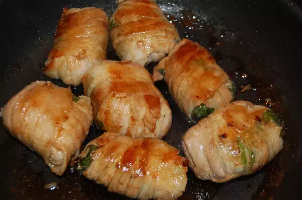 「米と切り餅を一緒に炊いておこわ風⁉「やみつき肉しそ巻きおにぎり」に挑戦♪照りっ照りのもっちもち♡」の画像