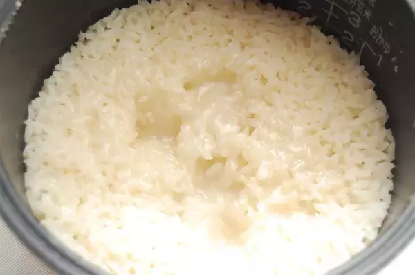 「米と切り餅を一緒に炊いておこわ風⁉「やみつき肉しそ巻きおにぎり」に挑戦♪照りっ照りのもっちもち♡」の画像