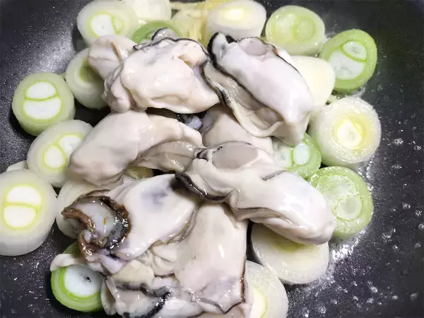 「【板前のまかないカレー】カキフライが乗ってるのと違う！牡蠣のルウな「牡蠣とほうれん草のカレー」作ろう」の画像