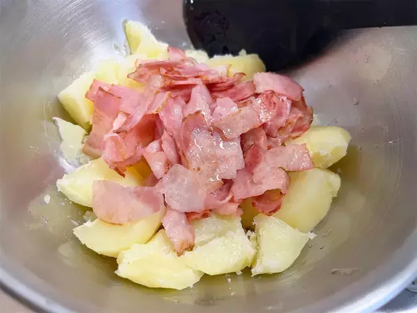 「【国民的チップス再現】ポテサラにコンソメ入れて「ニューポテトサラダ」作ってみた！やみつきスナック感覚♪」の画像