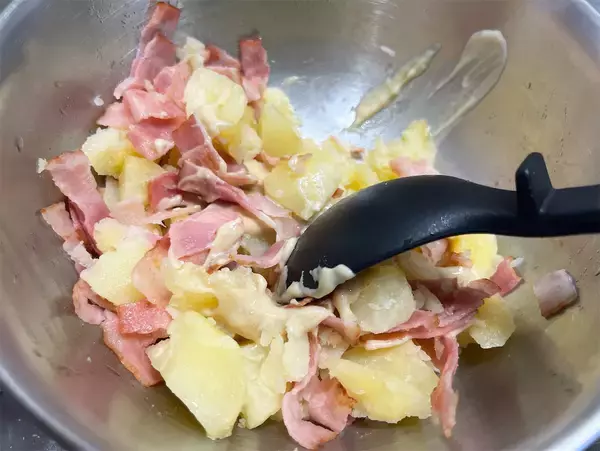 「【国民的チップス再現】ポテサラにコンソメ入れて「ニューポテトサラダ」作ってみた！やみつきスナック感覚♪」の画像