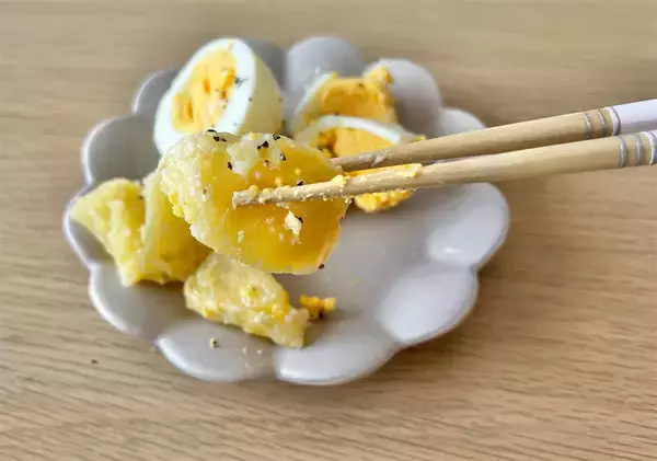 「【国民的チップス再現】ポテサラにコンソメ入れて「ニューポテトサラダ」作ってみた！やみつきスナック感覚♪」の画像