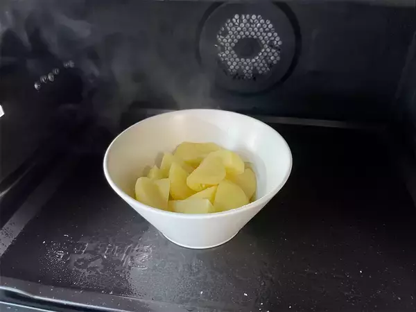 「【国民的チップス再現】ポテサラにコンソメ入れて「ニューポテトサラダ」作ってみた！やみつきスナック感覚♪」の画像