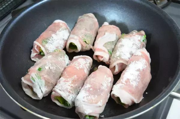 「【肉巻きを煮たら…】あっさり料亭味♡「豚肉と小松菜のさっと煮」作ってみた！お出汁が優しい〜【農家の知恵】」の画像