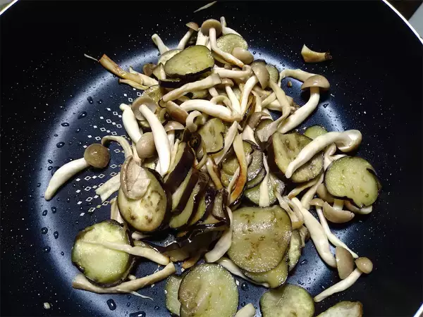 「【お試し！米粉のパスタ】絶対和風が合う！「なす、豚、梅」で茹でてみた♪ツルっともっちり食感【農家直伝】」の画像