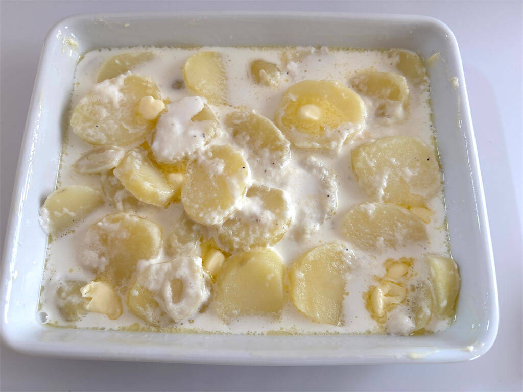 【志麻さんのシンプル過ぎる！】ホワイトソース不要！牛乳で「ジャガイモのグラタン」作ろう！想定以上！