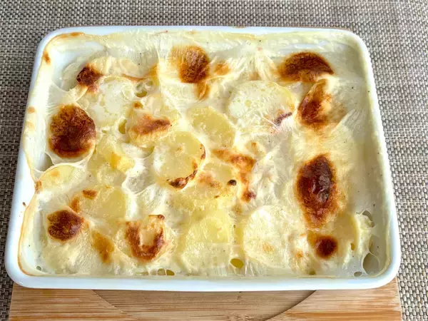 「【志麻さんのシンプル過ぎる！】ホワイトソース不要！牛乳で「ジャガイモのグラタン」作ろう！想定以上！」の画像