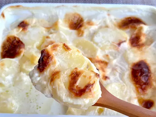 「【志麻さんのシンプル過ぎる！】ホワイトソース不要！牛乳で「ジャガイモのグラタン」作ろう！想定以上！」の画像