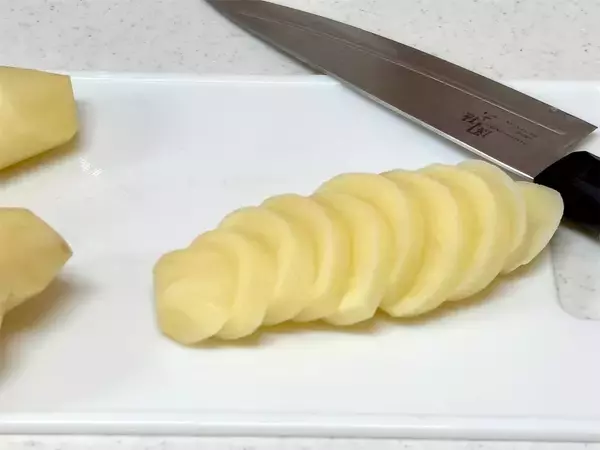 「【志麻さんのシンプル過ぎる！】ホワイトソース不要！牛乳で「ジャガイモのグラタン」作ろう！想定以上！」の画像