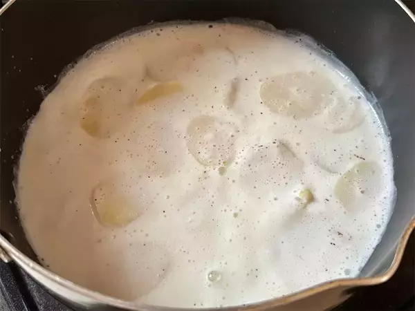 「【志麻さんのシンプル過ぎる！】ホワイトソース不要！牛乳で「ジャガイモのグラタン」作ろう！想定以上！」の画像