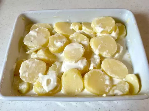 「【志麻さんのシンプル過ぎる！】ホワイトソース不要！牛乳で「ジャガイモのグラタン」作ろう！想定以上！」の画像