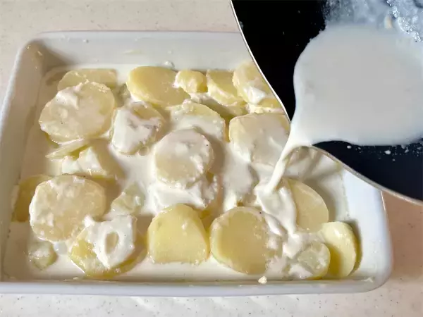 「【志麻さんのシンプル過ぎる！】ホワイトソース不要！牛乳で「ジャガイモのグラタン」作ろう！想定以上！」の画像