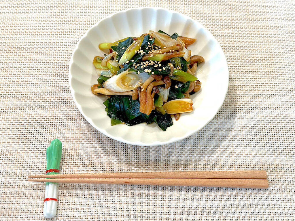【乾燥わかめの意外な食べ方】炒めるとお肉級の満足感!?「長ねぎとわかめの炒め物」作ろう！娘と夫の箸止まらん♡