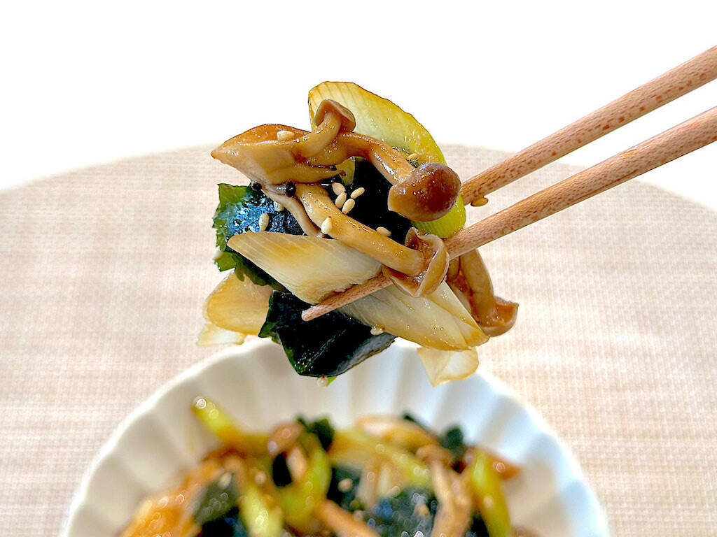 【乾燥わかめの意外な食べ方】炒めるとお肉級の満足感!?「長ねぎとわかめの炒め物」作ろう！娘と夫の箸止まらん♡