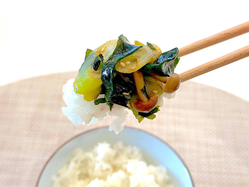 【乾燥わかめの意外な食べ方】炒めるとお肉級の満足感!?「長ねぎとわかめの炒め物」作ろう！娘と夫の箸止まらん♡