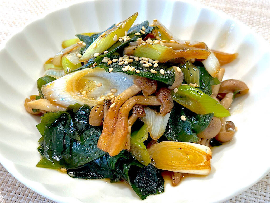 【乾燥わかめの意外な食べ方】炒めるとお肉級の満足感!?「長ねぎとわかめの炒め物」作ろう！娘と夫の箸止まらん♡