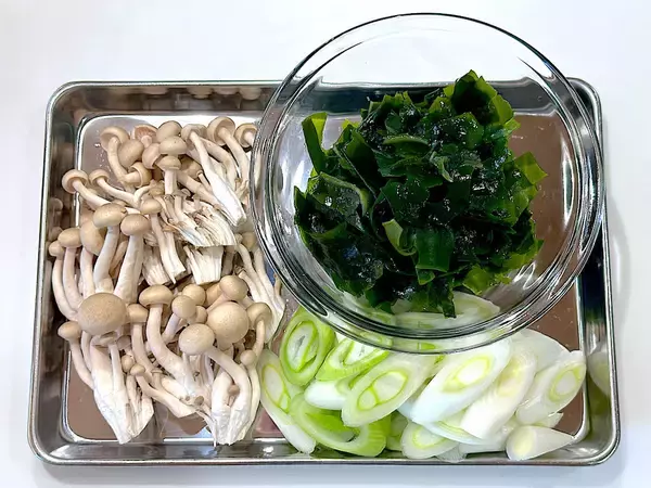 「【乾燥わかめの意外な食べ方】炒めるとお肉級の満足感!?「長ねぎとわかめの炒め物」作ろう！娘と夫の箸止まらん♡」の画像