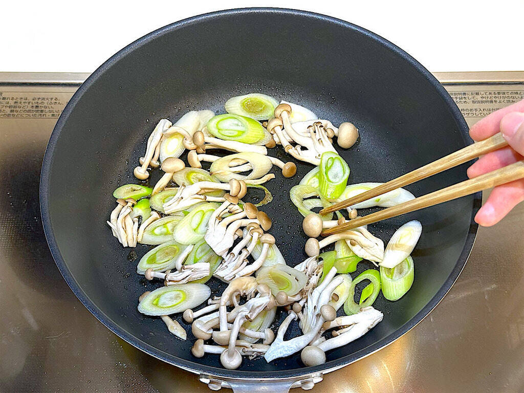 【乾燥わかめの意外な食べ方】炒めるとお肉級の満足感!?「長ねぎとわかめの炒め物」作ろう！娘と夫の箸止まらん♡
