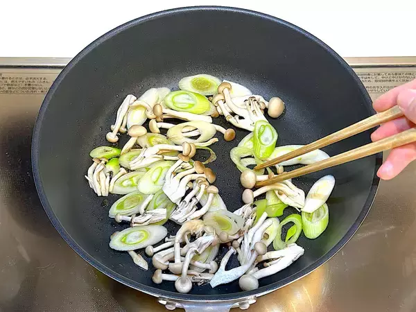 「【乾燥わかめの意外な食べ方】炒めるとお肉級の満足感!?「長ねぎとわかめの炒め物」作ろう！娘と夫の箸止まらん♡」の画像