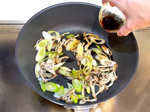 「【乾燥わかめの意外な食べ方】炒めるとお肉級の満足感!?「長ねぎとわかめの炒め物」作ろう！娘と夫の箸止まらん♡」の画像