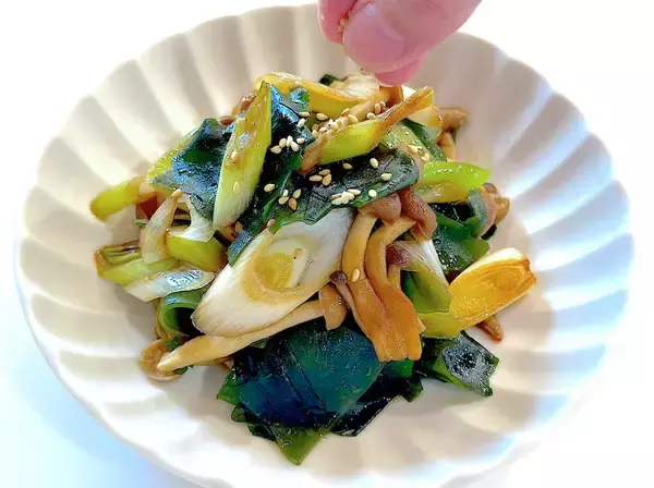 「【乾燥わかめの意外な食べ方】炒めるとお肉級の満足感!?「長ねぎとわかめの炒め物」作ろう！娘と夫の箸止まらん♡」の画像
