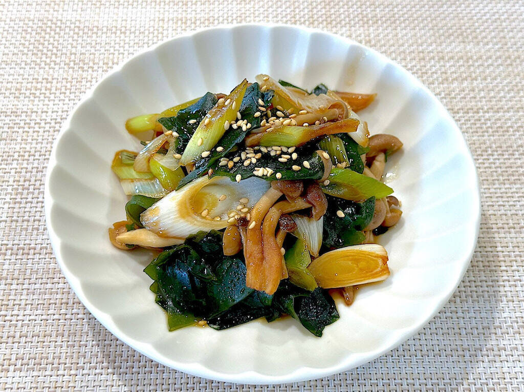 【乾燥わかめの意外な食べ方】炒めるとお肉級の満足感!?「長ねぎとわかめの炒め物」作ろう！娘と夫の箸止まらん♡