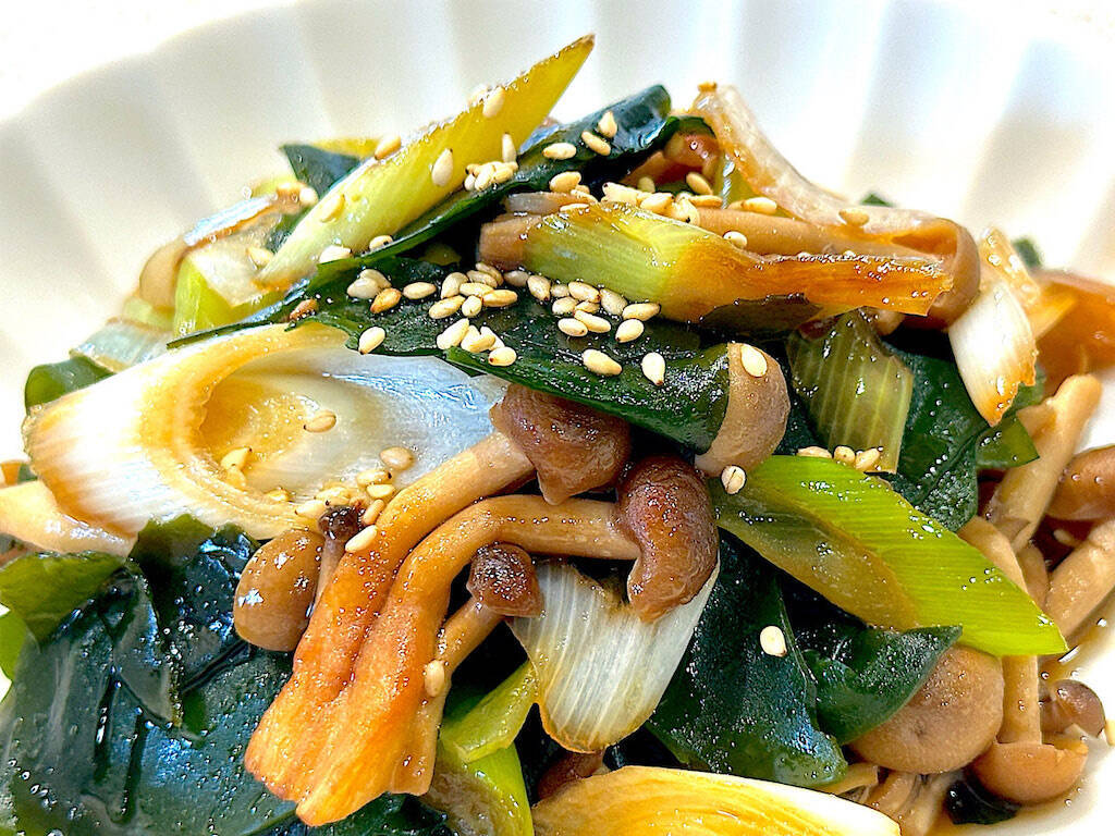【乾燥わかめの意外な食べ方】炒めるとお肉級の満足感!?「長ねぎとわかめの炒め物」作ろう！娘と夫の箸止まらん♡