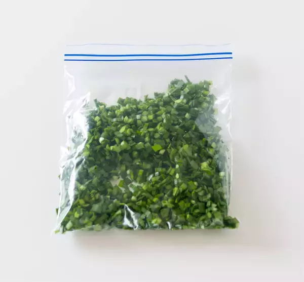 「【夏に常備マストな一品】絶品スタミナ食「ニラとじゃこの万能だれ」作ってみて！レンチンして一晩おくだけ♪」の画像